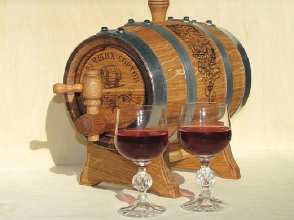 Khám phá nghệ thuật khắc gỗ trên thùng rượu gỗ sồi