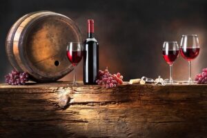 Ngày này, ngâm rượu trong thùng gỗ sồi đã trở nên quen thuộc và ngày càng được phổ biến trong giới sành rượu bởi những lợi ích mà nó mang lại. Cùng Macalino tìm hiểu về phương pháp ủ rượu trong thùng gỗ sồi giúp rượu trở nên thơm ngon, hương vị đặc trưng riêng biệt nhé! 1. Vì sao cần ngâm rượu trong thùng gỗ sồi? Đầu tiên là thùng gỗ sồi được tạo bằng cách ghép những thanh gỗ sồi đã uốn cong vào với nhau nên giữa những thanh gỗ luôn xuất hiện nhưng khe hở nhỏ, nên khi ngâm rượu trong thùng gỗ sồi sẽ giúp một số tạp chất và hơi nước sẽ thoát ra bên ngoài và giữ lại những phần tinh túy nhất của rượu bên trong. Thứ hai, trong gỗ sồi có những hợp hữu chất như chất organic matter nên sẽ tạo ra những giọt rượu có hương vị riêng biệt vì những chất này sẽ ngấm dần vào trong rượu, giúp cho những chất gắt chát như vỏ hay cuống nho như rượu vang sẽ chuyển sang mềm mại và cân bằng tốt cho rượu bên trong. Vì sao cần ngâm rượu trong thùng gỗ sồi? Điều thứ 3 khi người ta thường ủ rượu trong thùng gỗ sồi chính là gỗ sồi có khả năng loại bỏ và chuyển hóa những độc tố như Este, Furfurol, Andehit…giúp người dùng sử dụng rượu an toàn hơn. Cuối cùng chính là gỗ sồi còn làm ảnh hưởng đến màu sắc của rượu khi ngâm, nó dần chuyển hóa thành màu sẫm hơn hoặc tối hơn chẳng hạn nếu ngâm rượu vang trắng thì sau thời gian sẽ có màu vàng rơm óng ánh và hơi đục trông hấp dẫn hơn. 2. Lựa chọn thùng gỗ sồi đạt chuẩn Trên thị trường hiện nay xuất hiện nhiều thùng gỗ sồi kém chất lượng, không phải làm từ chất liệu gỗ sồi 100%. Khiến nhiều khách hàng hoang mang và mua nhầm những sản phẩm không tốt, làm ảnh hưởng đến quá trình ngâm rượu trong thùng gỗ sồi. Vậy nên lựa chọn đơn vị cung cấp uy tín và lựa chọn những thùng gỗ sồi có nguồn gốc xuất xứ rõ ràng, không sử dụng thùng gỗ được làm bằng gỗ Tần Bì mà hãy dùng loại gỗ sồi có tuổi thọ trên 80 năm, để mang lại chất lượng tốt nhất khi ủ rượu trong thùng gỗ sồi. 3. Phương pháp ủ rượu trong thùng gỗ sồi Sau đây là phương pháp ngâm rượu trong thùng gỗ sồi đạt chuẩn, giúp bạn có thể tạo ra những loại rượu thơm ngon có mùi hương đặc trưng riêng. Chuẩn bị thùng gỗ sồi Bạn khi mua thùng gỗ sồi về thì hãy kiểm tra bên trong và bên ngoài thùng trước khi tiến hành quá trình ngâm rượu. Thường những thùng gỗ sồi được nhập khẩu nguyên chiếc về Việt Nam sẽ không ít nhiều cũng dính bụi và những mảnh gỗ nhỏ còn sót lại bên trong thùng nên bạn hãy vệ sinh chùi rửa kỹ càng cũng như tiến hành kiểm tra tổng quan xem thùng có bị nứt vỡ hay gắn keo sáp hoặc hóa chất gì không vì nếu ngâm rượu trong thùng gỗ sồi với những hóa chất, chất keo dính này rất dễ làm cho rượu gia tăng độc tính khi uống vào sẽ bị ngộ độc. Chuẩn bị thùng gỗ sồi Ngâm nước trong thùng Sau khi qua bước chuẩn bị thùng gỗ sồi thì bạn đổ nước và thùng và tiến hành ngâm nước trong 3-5 ngày, quá trình này sẽ làm cho các thớ gỗ sồi được dãn nở ra, từ đó thùng gỗ sồi được kín hơn cũng như kiểm tra tình trạng rò rỉ nước của thùng gỗ sồi. Nếu sau thời gian ngâm nước mà thùng gỗ sồi bị rò rỉ nước ra bên ngoài, bạn nên liên hệ ngay đến cơ sở sản xuất, cung cấp sản phẩm để tiến hành đổi trả thùng gỗ sồi mới. Thời gian ủ rượu Kết thúc quá trình ngâm nước bên trong thùng gỗ sồi. Bạn hãy đổ hết nước ra bên ngoài, để thùng được ráo nước trong 6 tiếng rồi mới bắt đầu đổ rượu vào ủ rượu trong thùng gỗ sồi. Tuyệt đối không đổ đầy rượu vào bên trong thùng mà chỉ nên đổ đầy khoảng 3 phần 4 thùng và để 1 phần 4 khoảng trống bên trong. Như vậy khí oxi mới có thể dễ dàng tác động đến rượu trong quá trình ủ diễn ra. Kiểm tra quá trình ủ rượu và bảo quản Sau khi thực hiện bước ngâm rượu trong thùng gỗ sồi, bạn hãy tiến hành công đoạn đậy kín thùng gỗ sồi bằng nắp gỗ. Hãy chuẩn bị tờ giấy nhỏ dán ở bên ngoài thùng để ghi lại ngày tháng ủ rượu để tiện trong quá trình theo dõi rượu bên trong thùng gỗ sồi. Kiểm tra quá trình ủ rượu và bảo quản Bạn cần bảo quản thùng gỗ sồi ở nơi khô ráo, tránh cho thùng tiếp xúc với ánh nắng trực tiếp và khoảng 2 tháng sau bạn nên kiểm tra thùng ngâm rượu một lần nữa bằng việc mở nắp ra và khuấy đều rượu bên trong thùng và tiếp tục đóng nắp lại. Với những thùng có kích cỡ 20L đến 50L thì sau 12 tháng là có thể sử dụng rượu bên trong, còn với những thùng có kích cỡ lớn hơn từ 100L trở lên thì nên sử dụng rượu sau 18 tháng trở đi để rượu đủ tuổi trưởng thành và hương vị đậm đà, thơm ngon hơn. 4. Các loại rượu phù hợp để ngâm rượu trong thùng gỗ sồi Ngâm rượu trong thùng gỗ sồi rất tốt cho sức khỏe cho người dùng. Theo nghiên cứu trong gỗ sồi có rất nhiều chất có lợi cho sức khỏe người dùng và khử độc an toàn cho rượu tạo hương thơm nhẹ nhàng cà màu sắc bắt mắt. Tuy nhiên trong cùng một thùng gỗ sồi nhưng sẽ có những loại rượu khi ngâm sẽ cho ra những hương vị khác nhau. Rượu vang đỏ Hiện rượu vang đỏ đang được nhiều người ngâm rượu trong thùng gỗ sồi vì bên trong thùng gỗ sồi chứa nhiều hợp chất hữu cơ giúp cân bằng nồng độ tốt cho rượu vang, giảm bớt độ nồng của rượu khiến vang dịu dàng nhưng vẫn đảm bảo tính đậm đà bên trong rượu vang đỏ. Rượu vang đỏ Ngoài ra còn tạo hương thơm và mùi vị đặc riêng cho vang mà không phải loại gỗ bình thường nào cũng có được như khi ủ rượu vang đủ thời gian sẽ mang lại hương vị của vani, bánh mì nướng… Rượu Whisky Ở Châu u, người ngâm rượu trong thùng gỗ sồi thường đốt cháy nhẹ thùng gỗ sồi để làm tròn hương vị và thêm tông màu vàng cho loại rượu Whisky. Còn nếu thùng gỗ sồi được đốt cháy thành than như ở nước Mỹ thì sẽ tạo nên một màu sâu hơn và sẫm hơn so với rượu Whiskey ở Châu u. Rượu Whisky sẽ có hương vị và mùi thơm như mùi gỗ, bánh mì nướng, đường và vanillin, không chỉ vậy mà nó còn biến đổi một số chất như thay đổi chất tanin thành acetals, axit axetic thành este trái cây. Rượu Whisky Khi ngâm rượu Whiskey trong loại sồi khác nhau thì sẽ mang ra nhiều kết quả rượu khác nhau, với rượu Châu u thì có tanin nhiều hơn thì hương vị sẽ đậm đà hơn, trong khi đó gỗ sồi của Mỹ có nhiều hợp chất khác sẽ tạo nên hương dừa hoặc hương vani tùy từng cách ngâm rượu khác nhau. Rượu Brandy Đây là dòng rượu mạnh được làm từ nho và cũng được ủ rượu trong thùng gỗ sồi lâu năm. Brandy còn được người dùng chưng cất từ những loại trái cây nghiền khác nhau sau đó ngâm trong thùng gỗ sồi, với phương pháp này thùng gỗ sồi sẽ giúp oxy hóa nhẹ rượu Brandy, rượu có màu hổ phách sẽ được tạ ra và hấp thụ hương thảo mộc có từ gỗ sồi. Rượu Brandy Rượu Rum Một dòng rượu cũng được sử dụng để ủ rượu trong thùng gỗ sồi như rượu Rum. Đây cũng là dòng rượu mạnh được chưng cất trong thùng gỗ sồi từ các sản phẩm làm từ mía như mật mía, siro mía hay nước mía. Quá trình ngâm rượu trong thùng gỗ sồi sẽ cho ra rượu Rum có vị ngọt nhưng loại cay nồng như ớt, có màu đen đỏ hoặc nâu sẫm, hương thơm của gỗ trộn với mùi caramel, đường mật và thảo mộc khiến người dùng cảm thấy người ấm áp và tâm trạng hưng phấn hơn. Rượu Rum Ngoài những dòng rượu phù hợp để ngâm rượu bên trong thùng gỗ sồi thì vẫn còn một số dòng rượu cũng được sử dụng để ủ rượu như rượu Sake, Cognac, Macallan, Chivas, Hennessy…bởi công dụng hữu ích mà thùng gỗ sồi mang lại nên hiện nay nhiều dòng rượu gỗ sồi sẽ hương vị khác lạ hơn so với các loại rượu được sản xuất theo quy trình khác. Trên đây là những thông tin về ngâm rượu trong thùng gỗ sồi, một sản phẩm đang phổ biến hiện nay. Nếu quý khách đang tìm kiếm một thùng được rượu chất lượng hãy liên hệ với Macalino ngay hôm nay để được báo giá và tư vấn về thùng gỗ sồi nhập khẩu nguyên chiếc này.