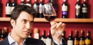 Ngắm nhìn màu sắc ly rượu vang