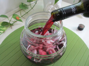 Lợi ích từ rượu ngâm hành tây